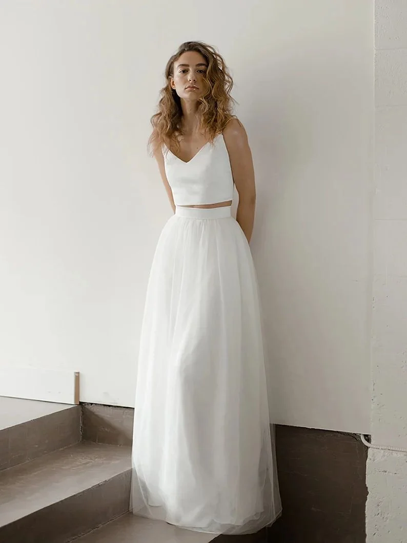 Haut de mariage simple en deux pièces et jupe en tulle