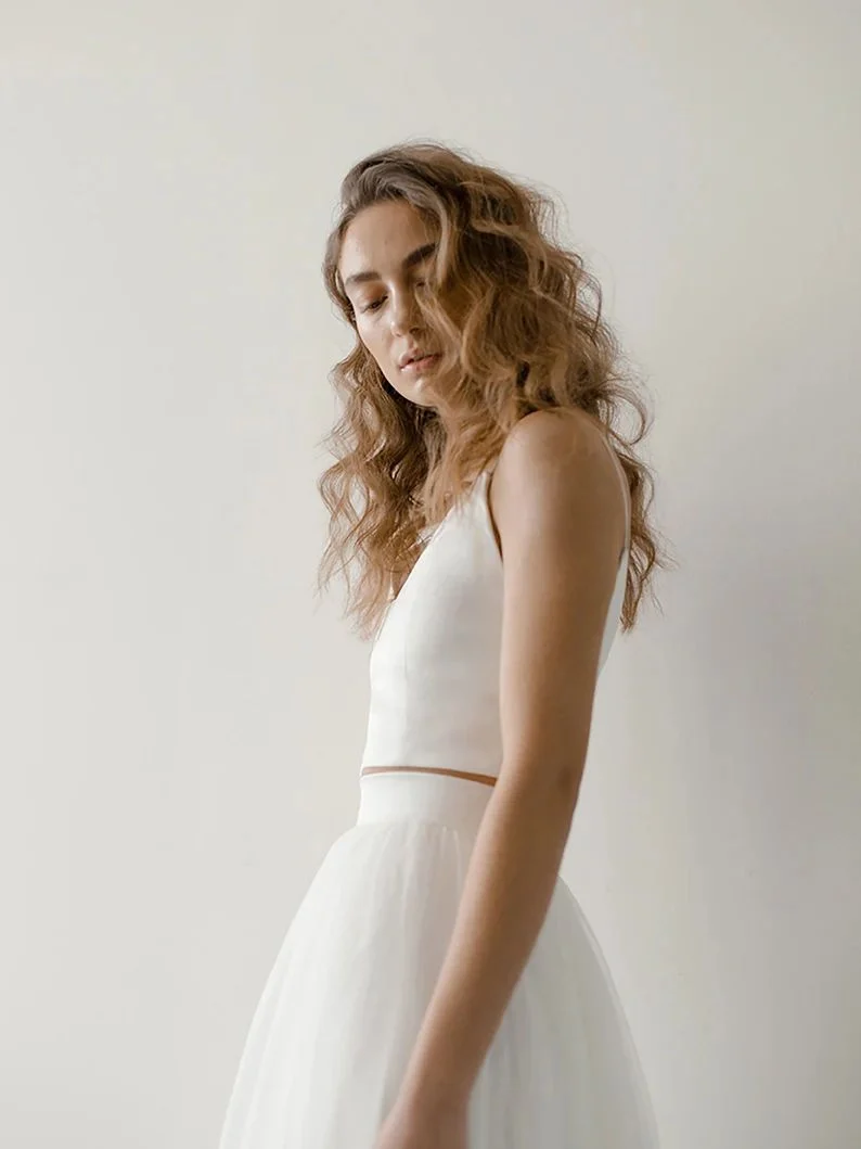 Haut de mariage simple en deux pièces et jupe en tulle
