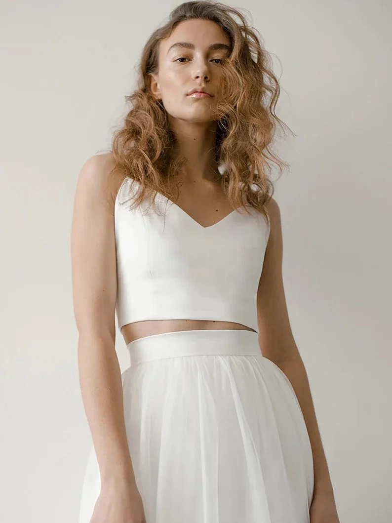 Haut de mariage simple en deux pièces et jupe en tulle