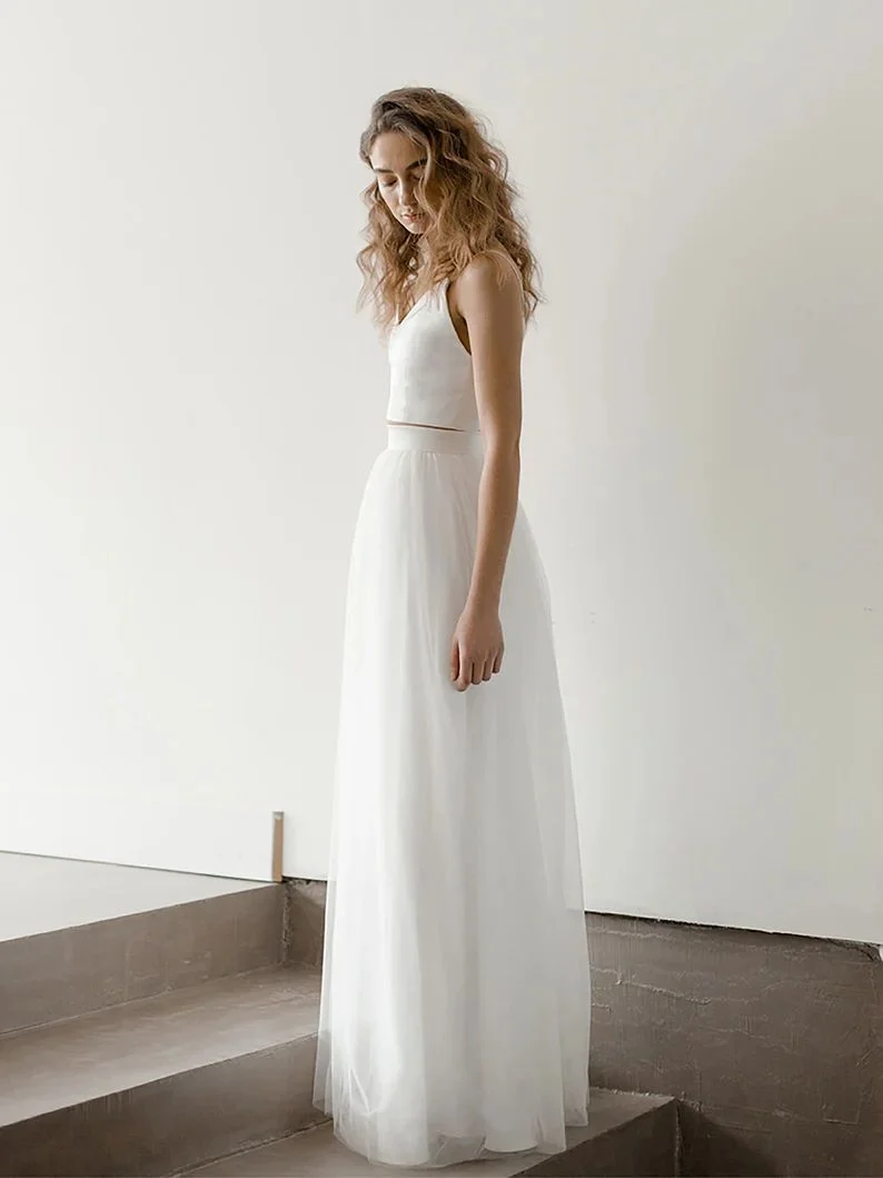 Haut de mariage simple en deux pièces et jupe en tulle