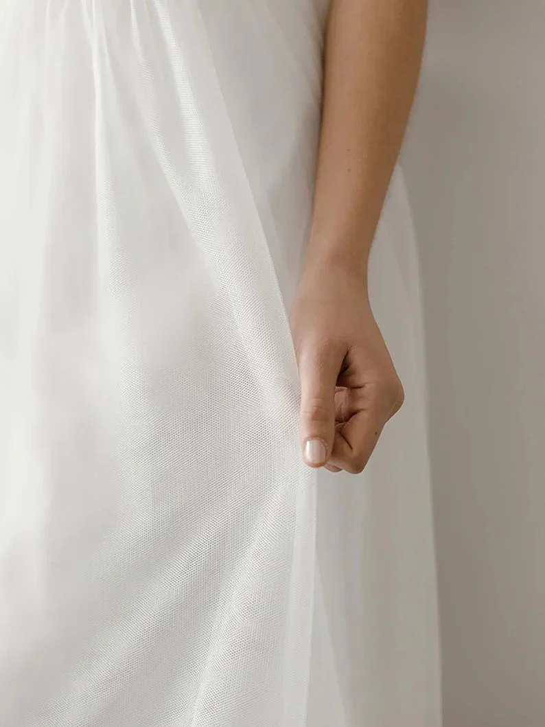 Haut de mariage simple en deux pièces et jupe en tulle