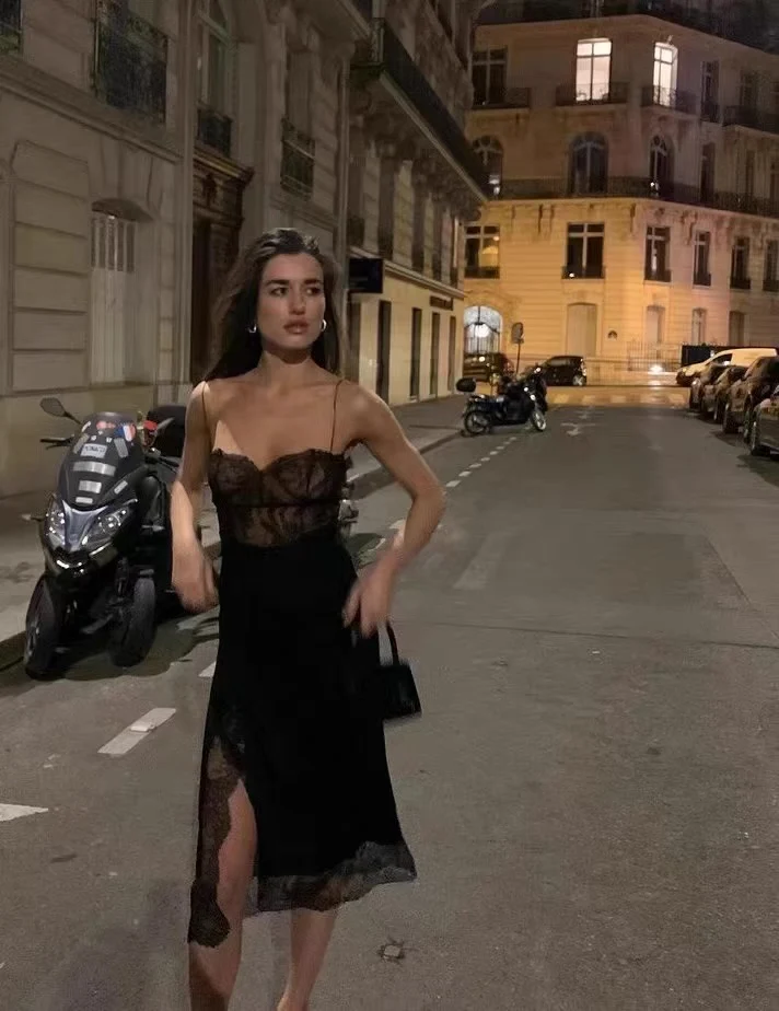 Robe mi-longue en dentelle noire de style français