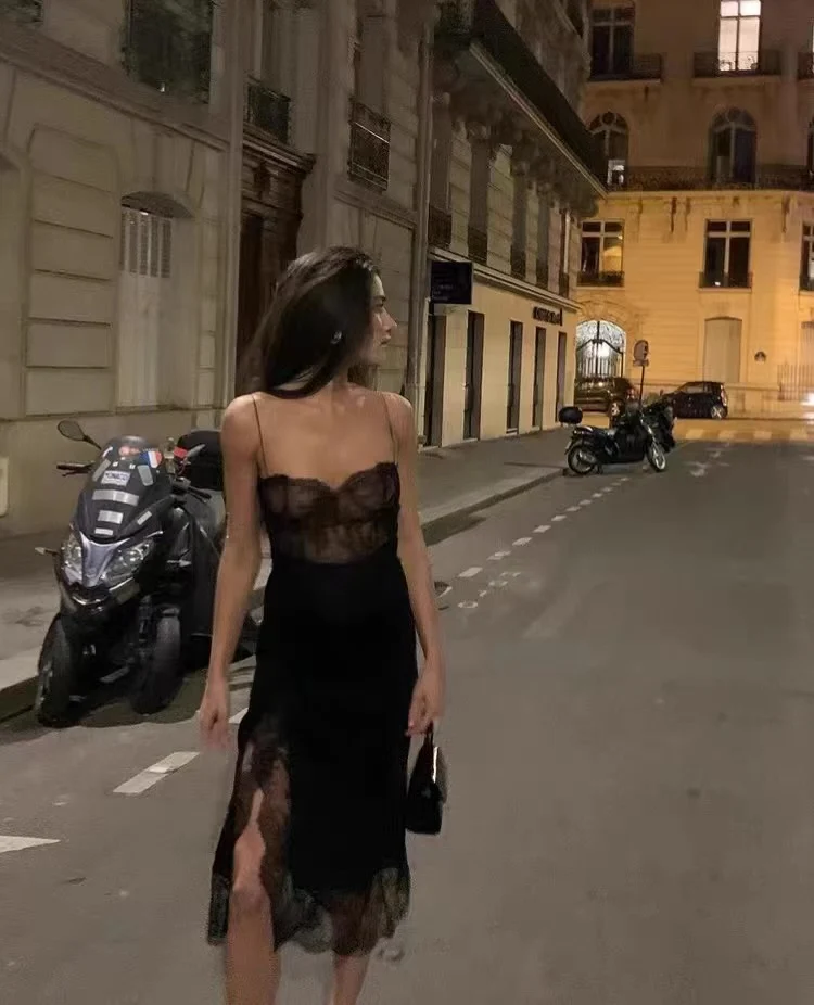 Robe mi-longue en dentelle noire de style français