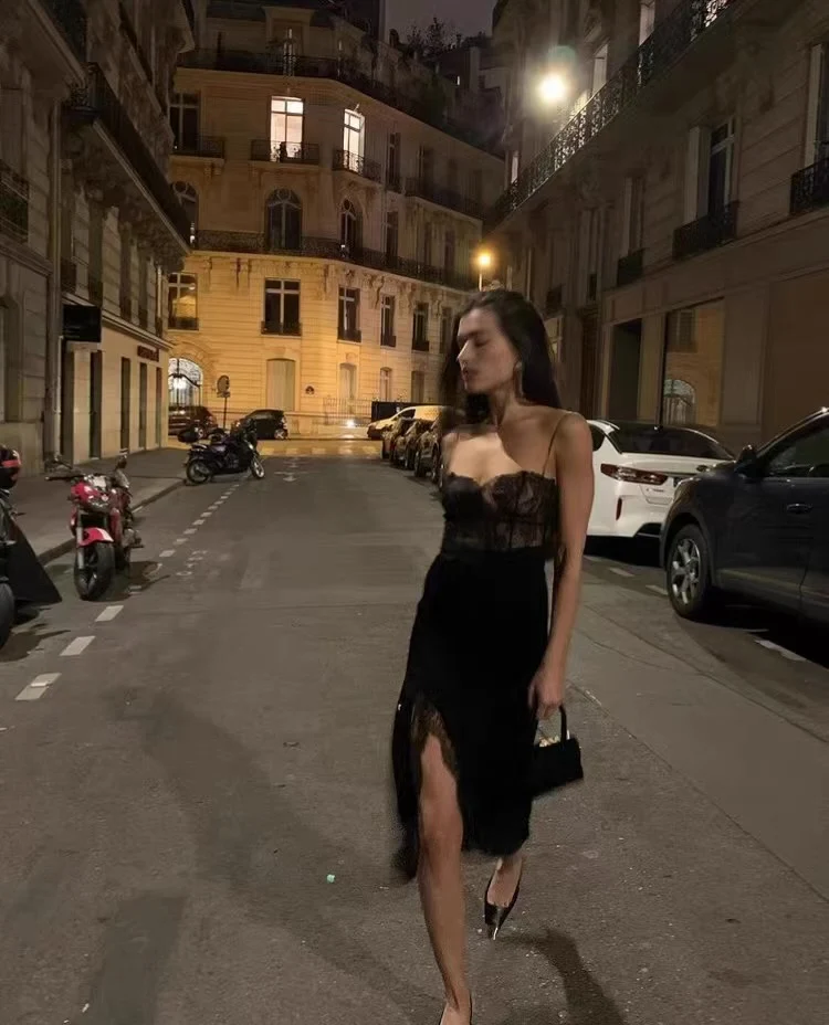 Robe mi-longue en dentelle noire de style français