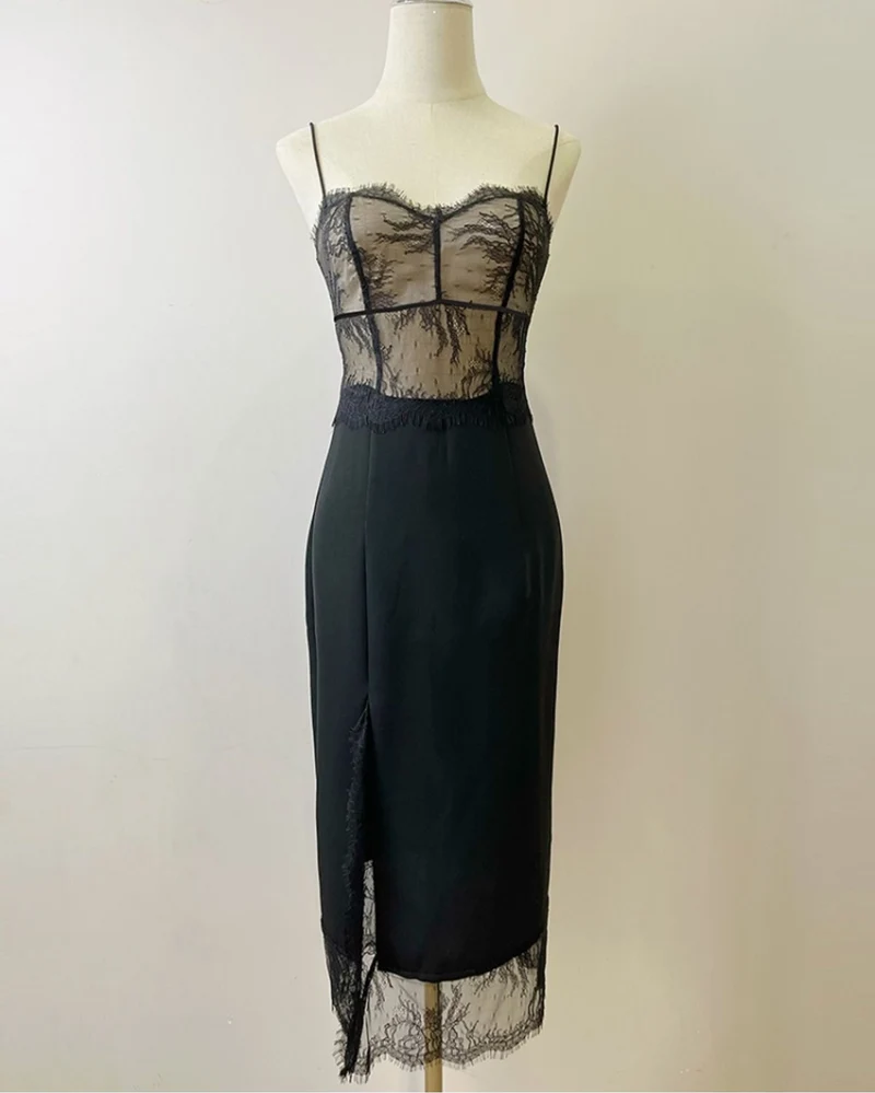 Robe mi-longue en dentelle noire de style français