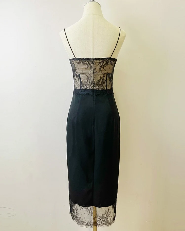 Robe mi-longue en dentelle noire de style français