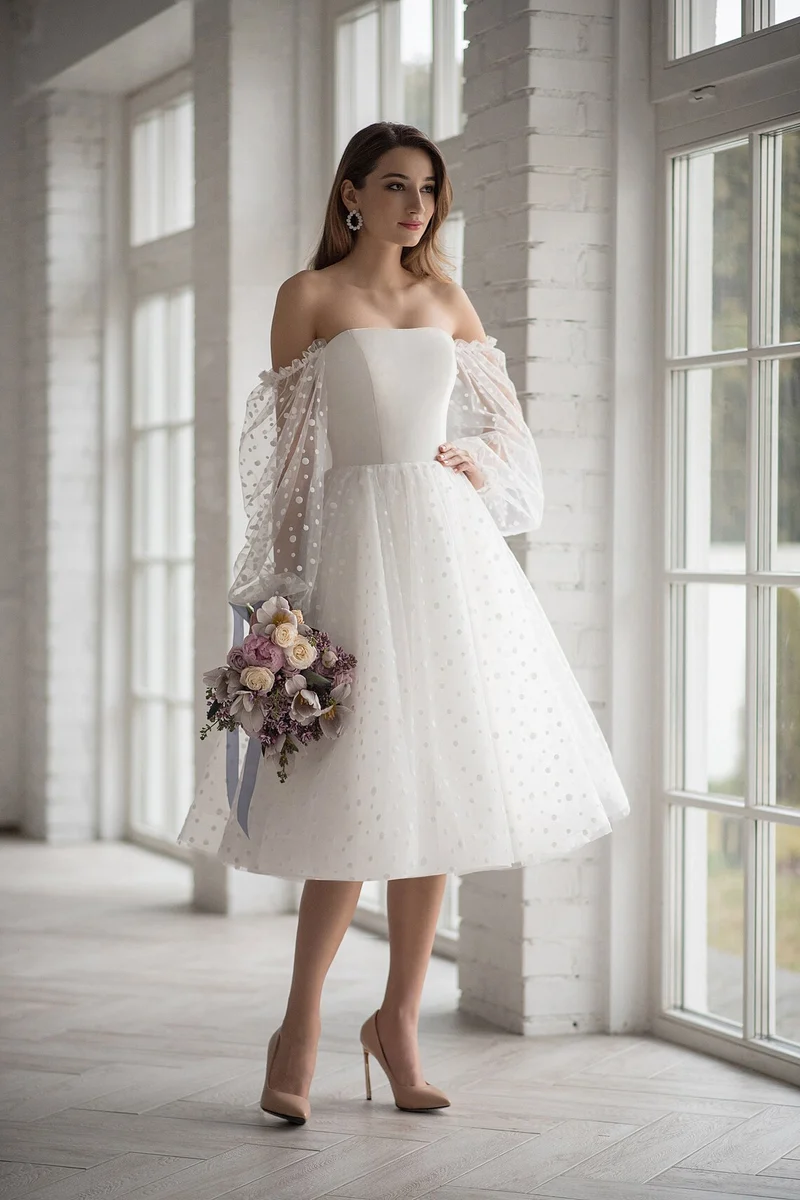 Robe de mariée courte à pois avec manches bulle