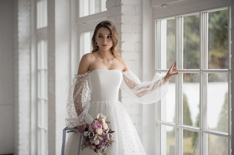 Robe de mariée courte à pois avec manches bulle