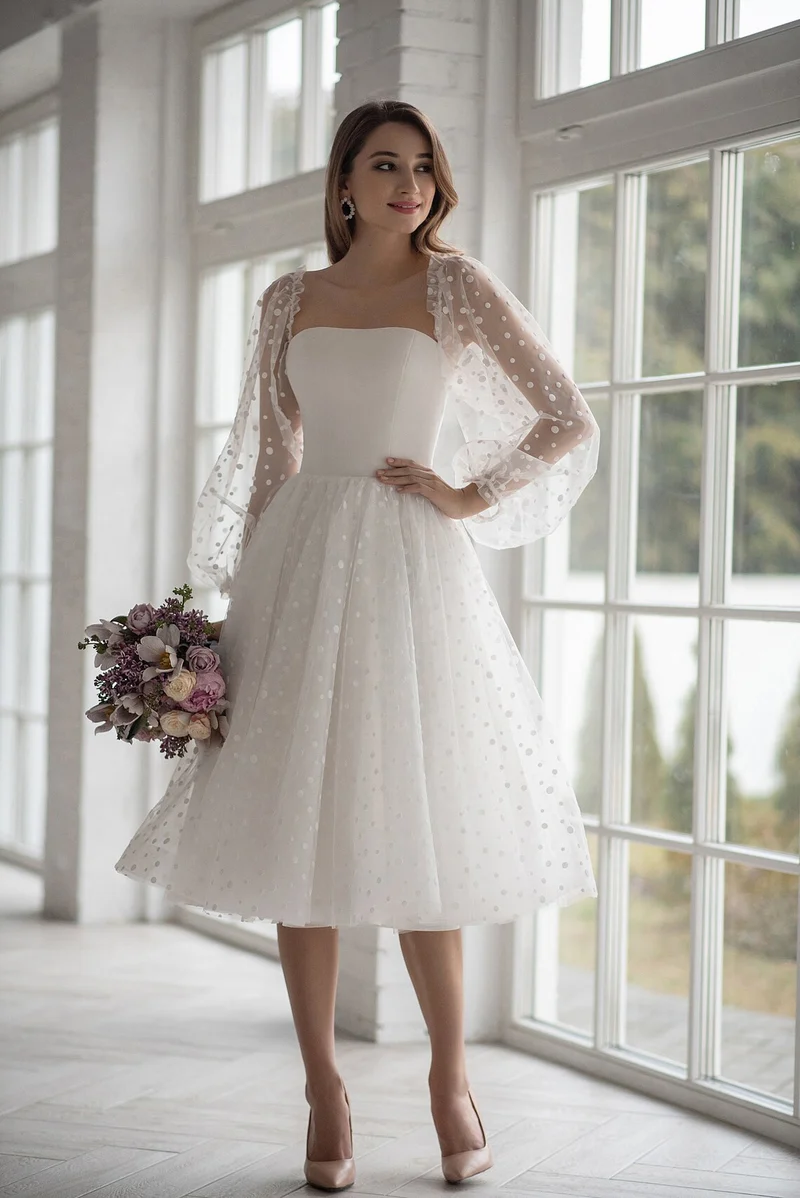 Robe de mariée courte à pois avec manches bulle