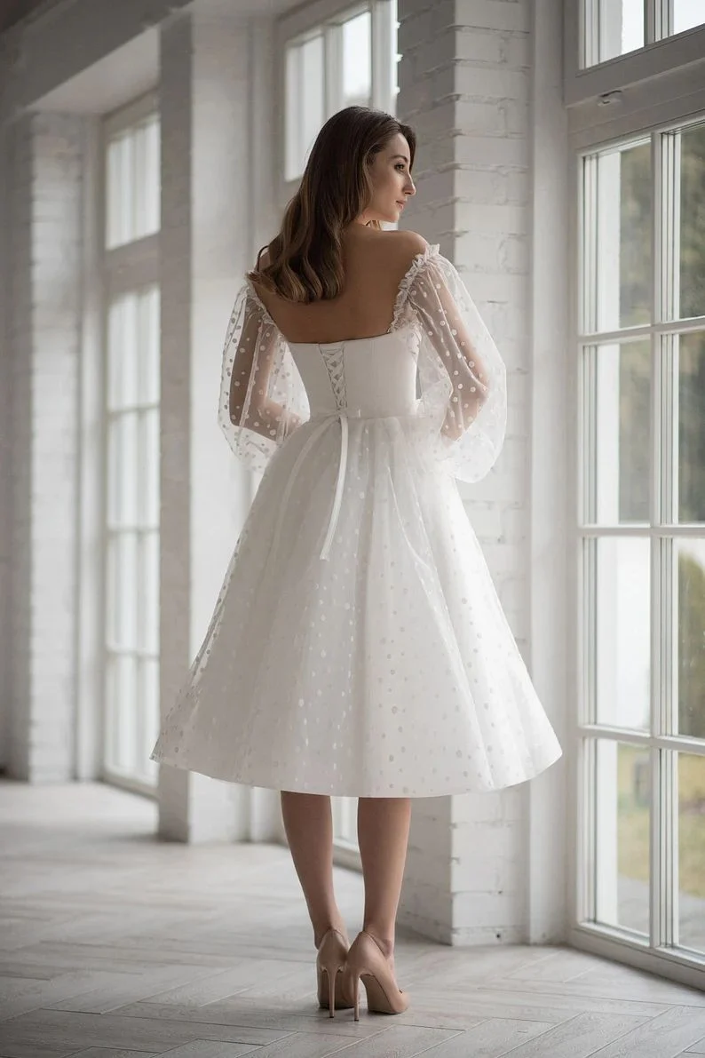 Robe de mariée courte à pois avec manches bulle