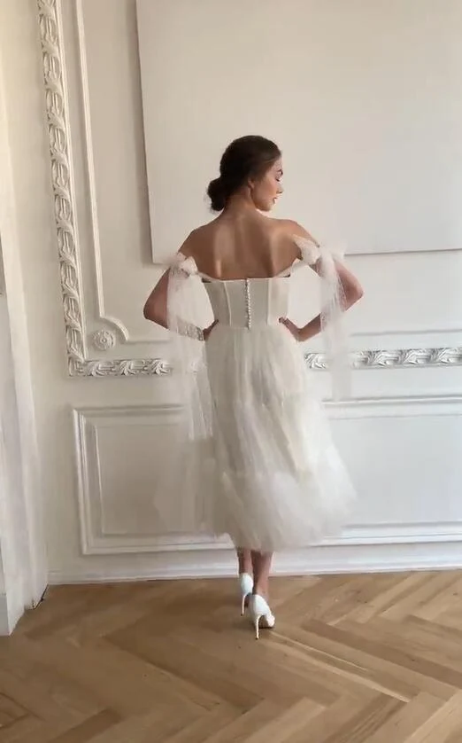 Robe de réception de mariage courte fluide blanche à pois