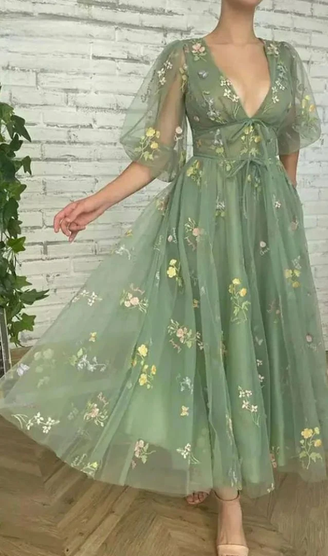 Robe de bal en dentelle longueur cheville vert sauge avec manches à bulles