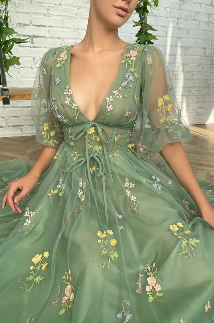 Robe de bal en dentelle longueur cheville vert sauge avec manches à bulles