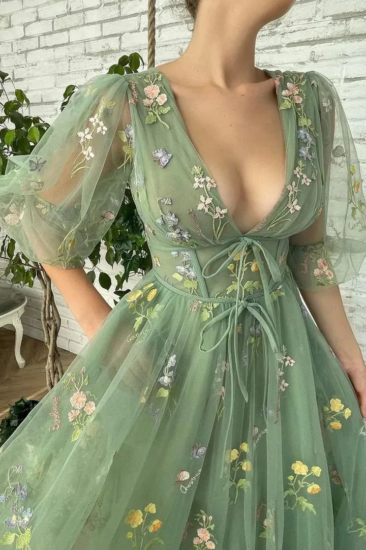 Robe de bal en dentelle longueur cheville vert sauge avec manches à bulles