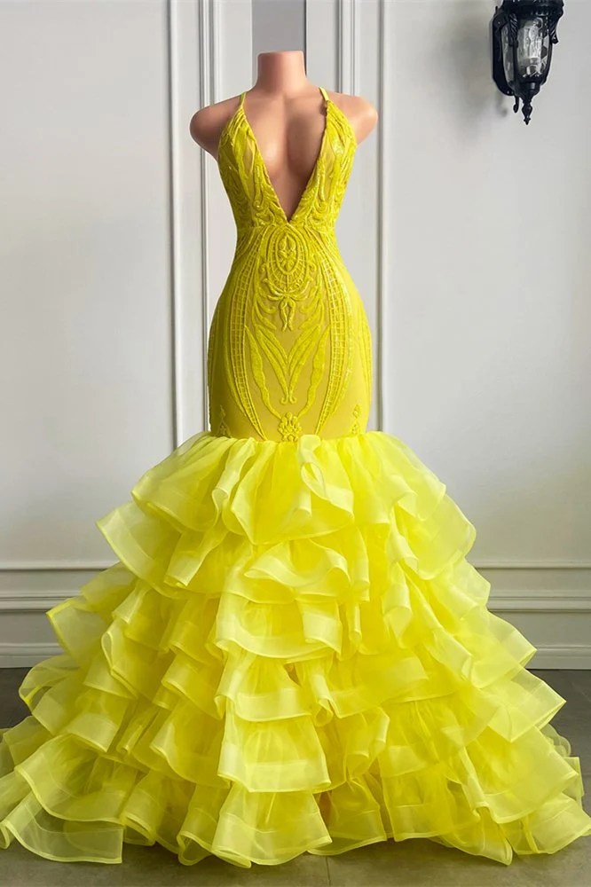 Robe de bal jaune à plusieurs niveaux, une fille noire courbée tue