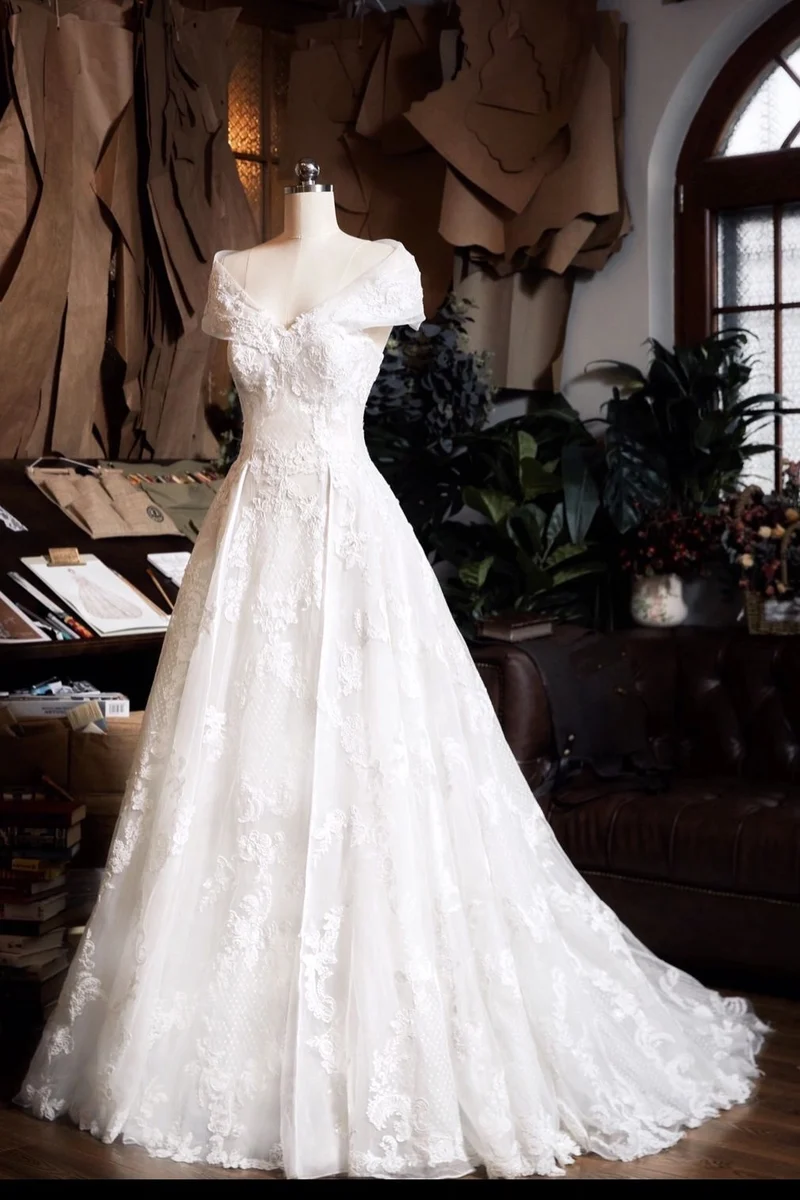 Robe de mariée chic en dentelle à épaules dénudées