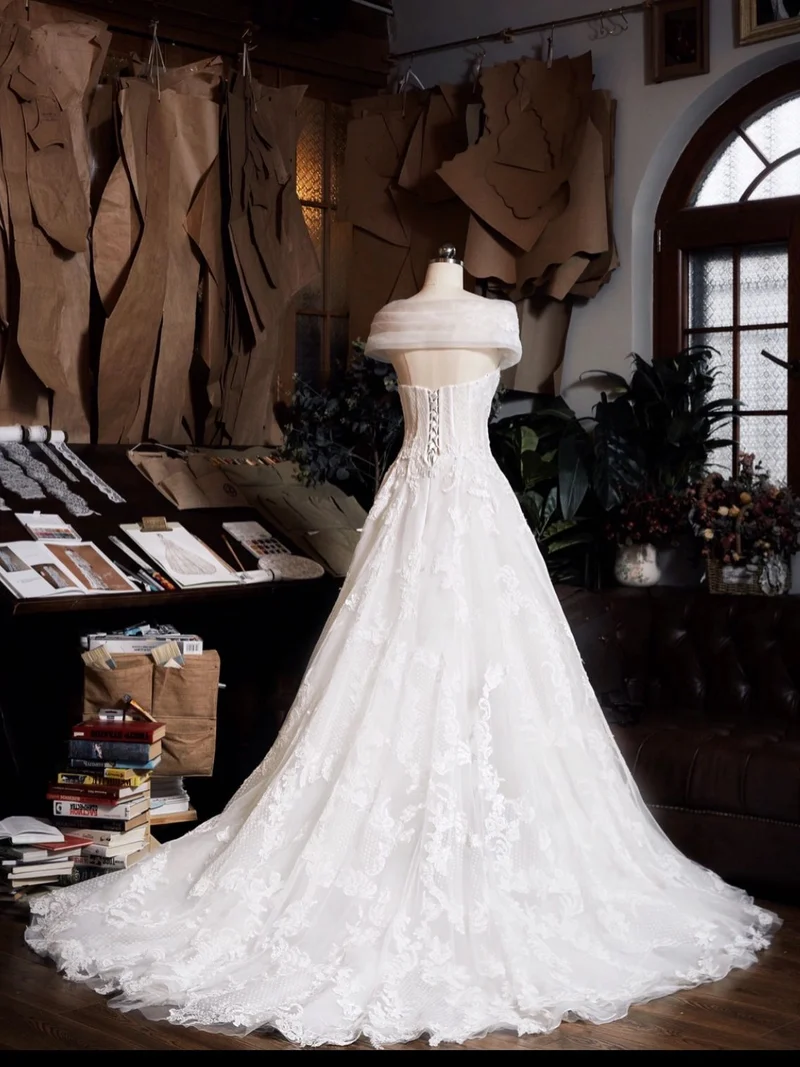 Robe de mariée chic en dentelle à épaules dénudées