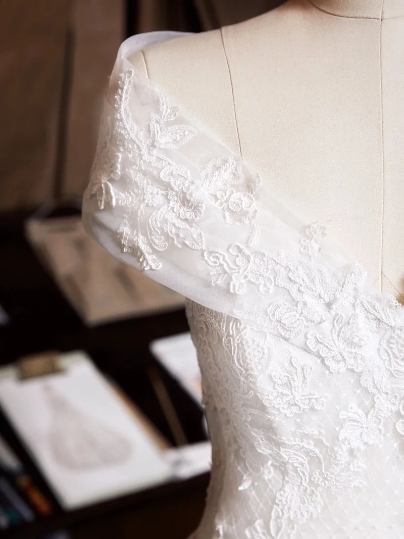 Robe de mariée chic en dentelle à épaules dénudées