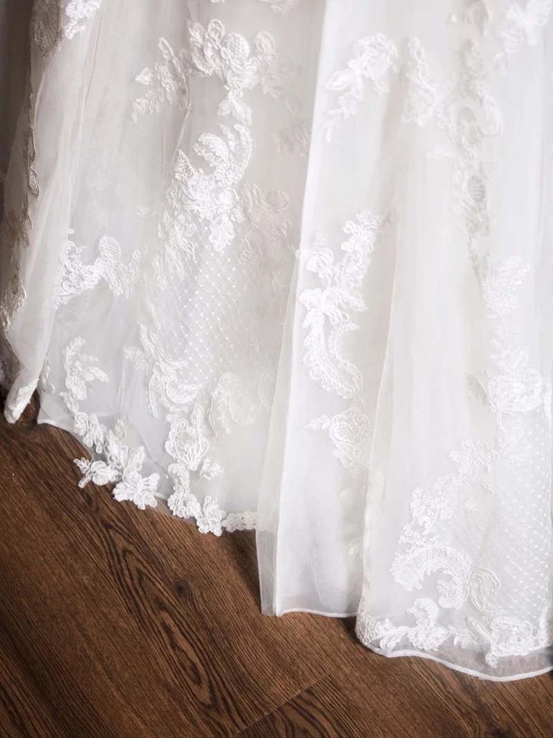 Robe de mariée chic en dentelle à épaules dénudées