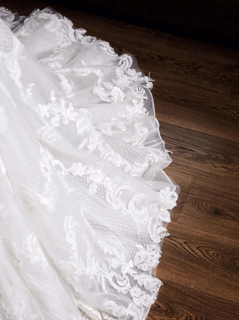 Robe de mariée chic en dentelle à épaules dénudées