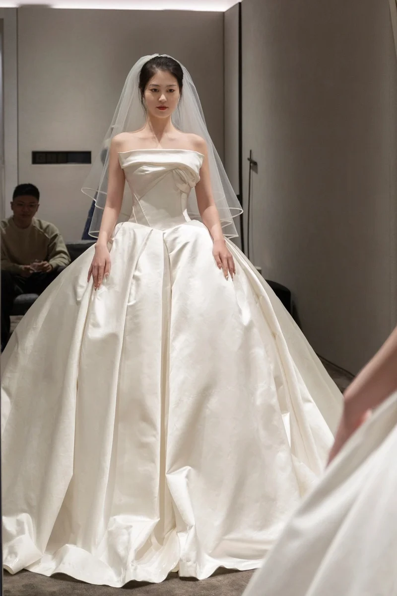 Robe de bal élégante en soie sans bretelles pour mariage