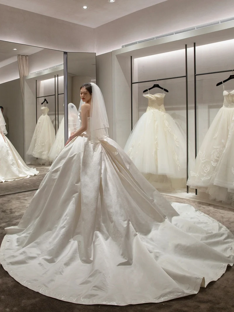 Robe de bal élégante en soie sans bretelles pour mariage