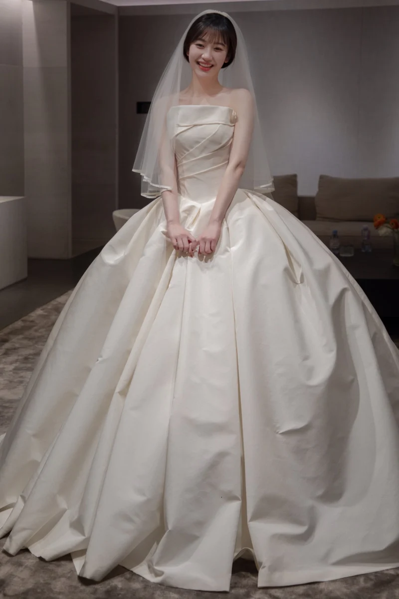 Robe de mariée cathédrale en soie sans bretelles