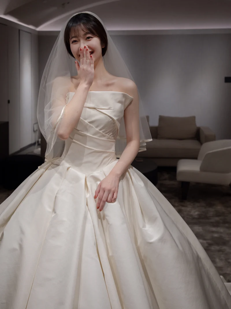 Robe de mariée cathédrale en soie sans bretelles