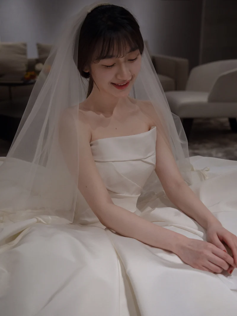 Robe de mariée cathédrale en soie sans bretelles