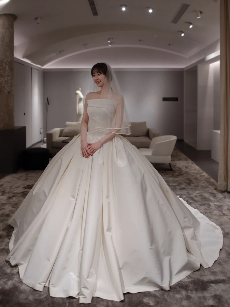 Robe de mariée cathédrale en soie sans bretelles