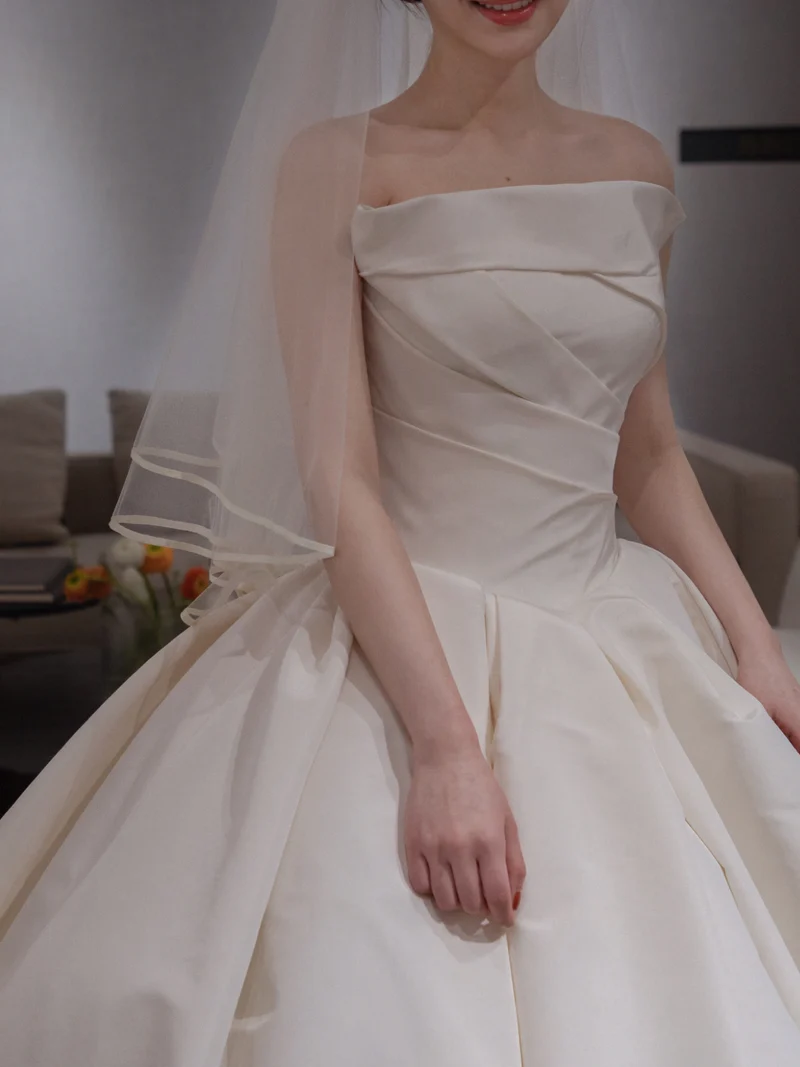 Robe de mariée cathédrale en soie sans bretelles