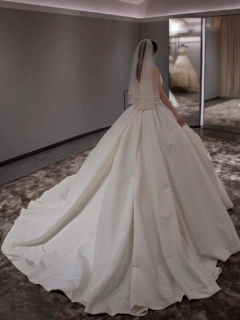 Robe de mariée cathédrale en soie sans bretelles