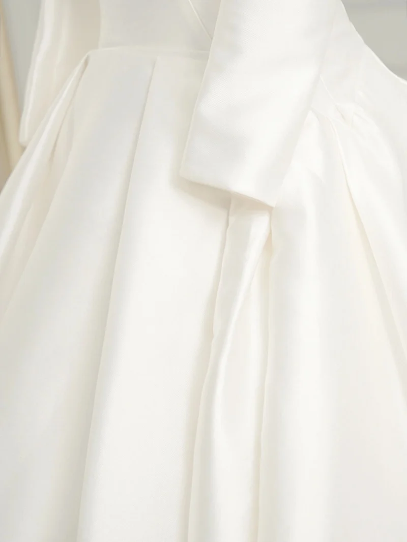 Robe de mariée simple en soie avec manches