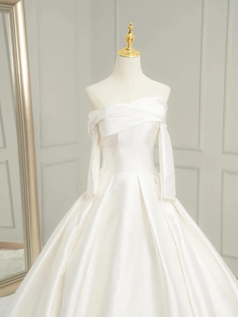 Robe de mariée simple en soie avec manches