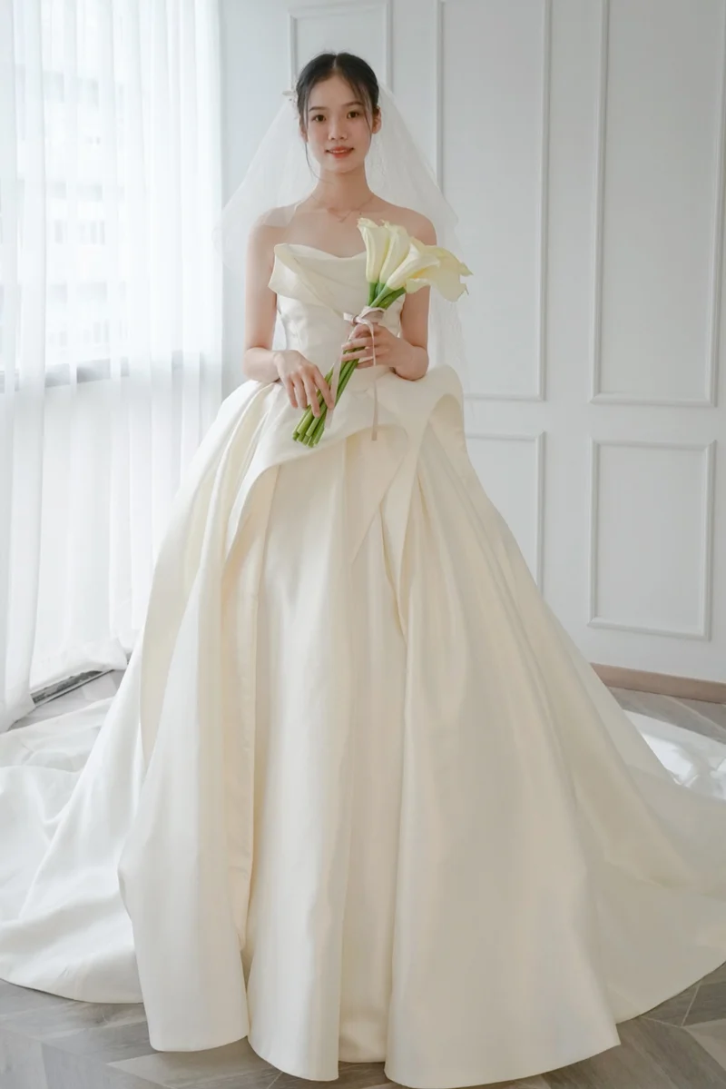 Robe de mariée princesse en soie sans bretelles