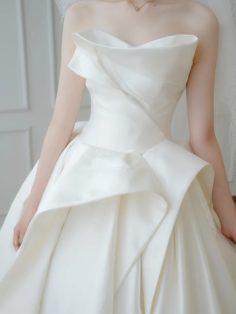 Robe de mariée princesse en soie sans bretelles