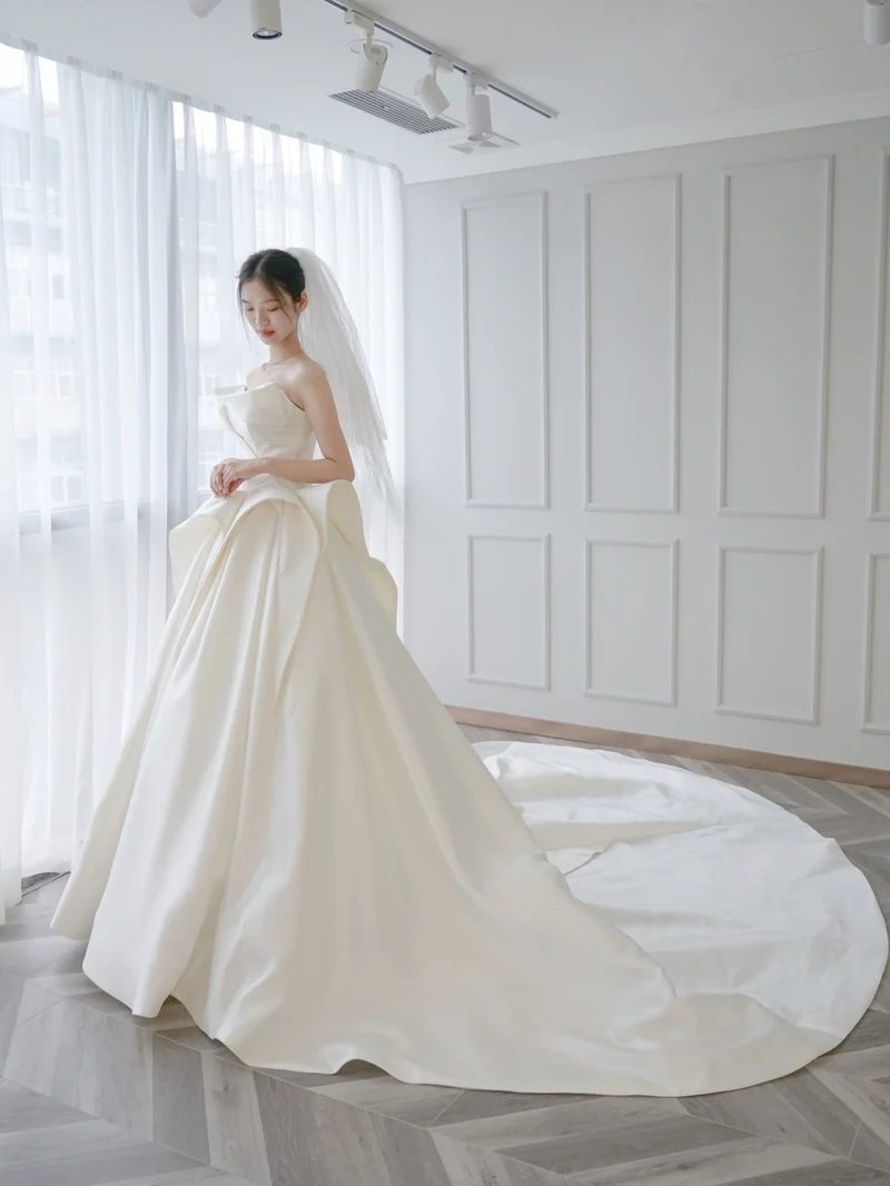 Robe de mariée princesse en soie sans bretelles