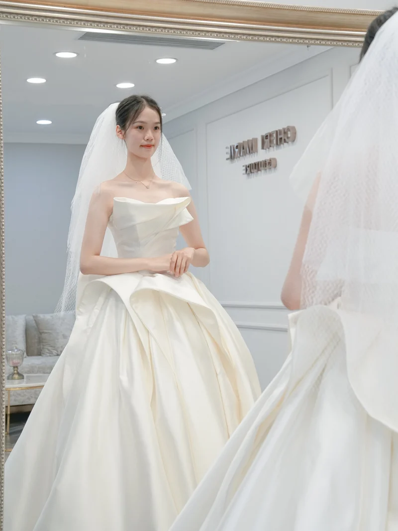 Robe de mariée princesse en soie sans bretelles