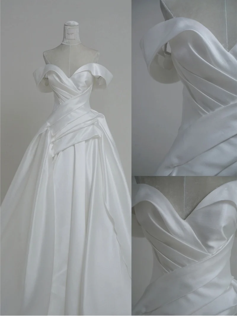 Robe de mariée en soie drapée à épaules dénudées