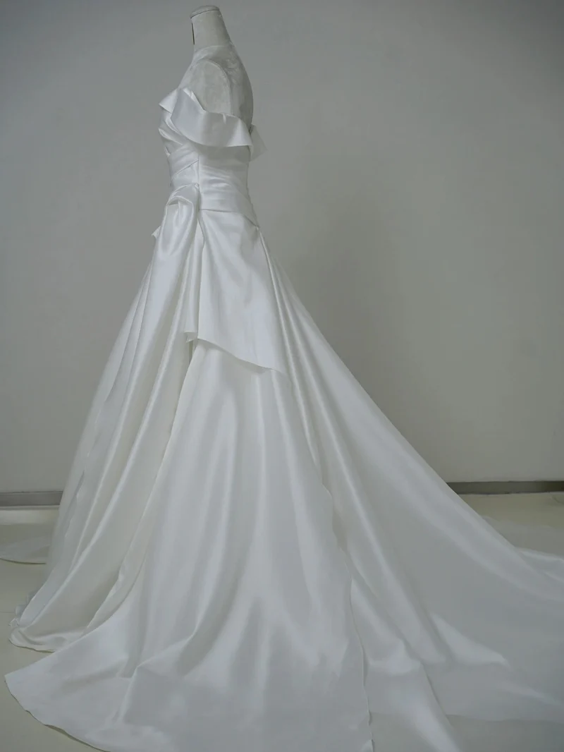 Robe de mariée en soie drapée à épaules dénudées