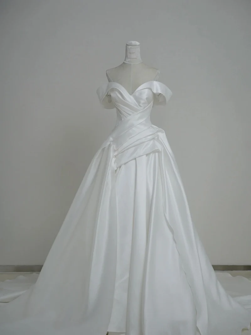Robe de mariée en soie drapée à épaules dénudées