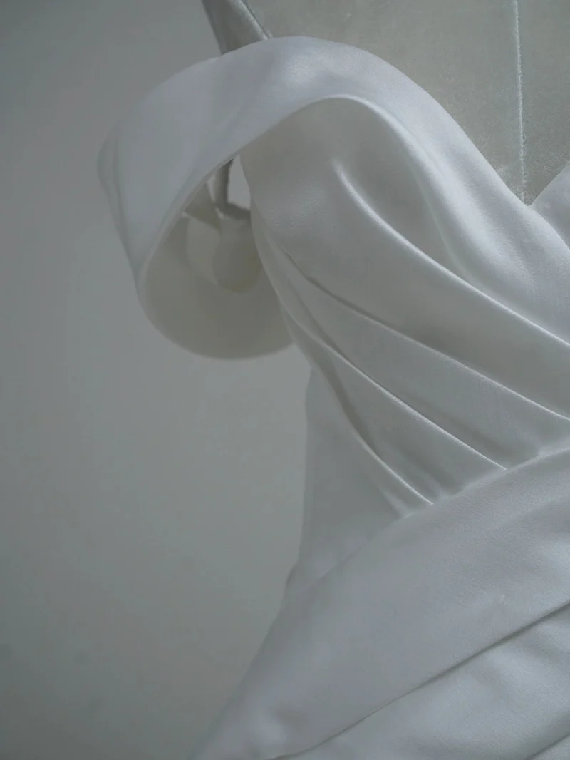 Robe de mariée en soie drapée à épaules dénudées