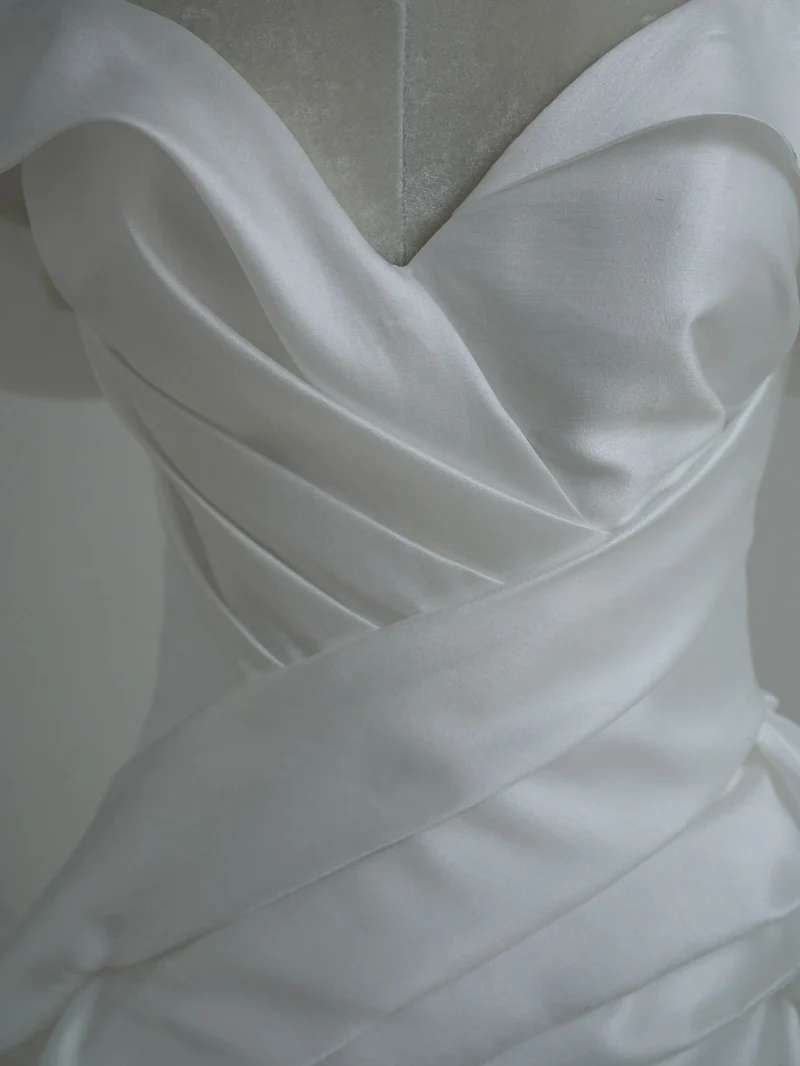 Robe de mariée en soie drapée à épaules dénudées