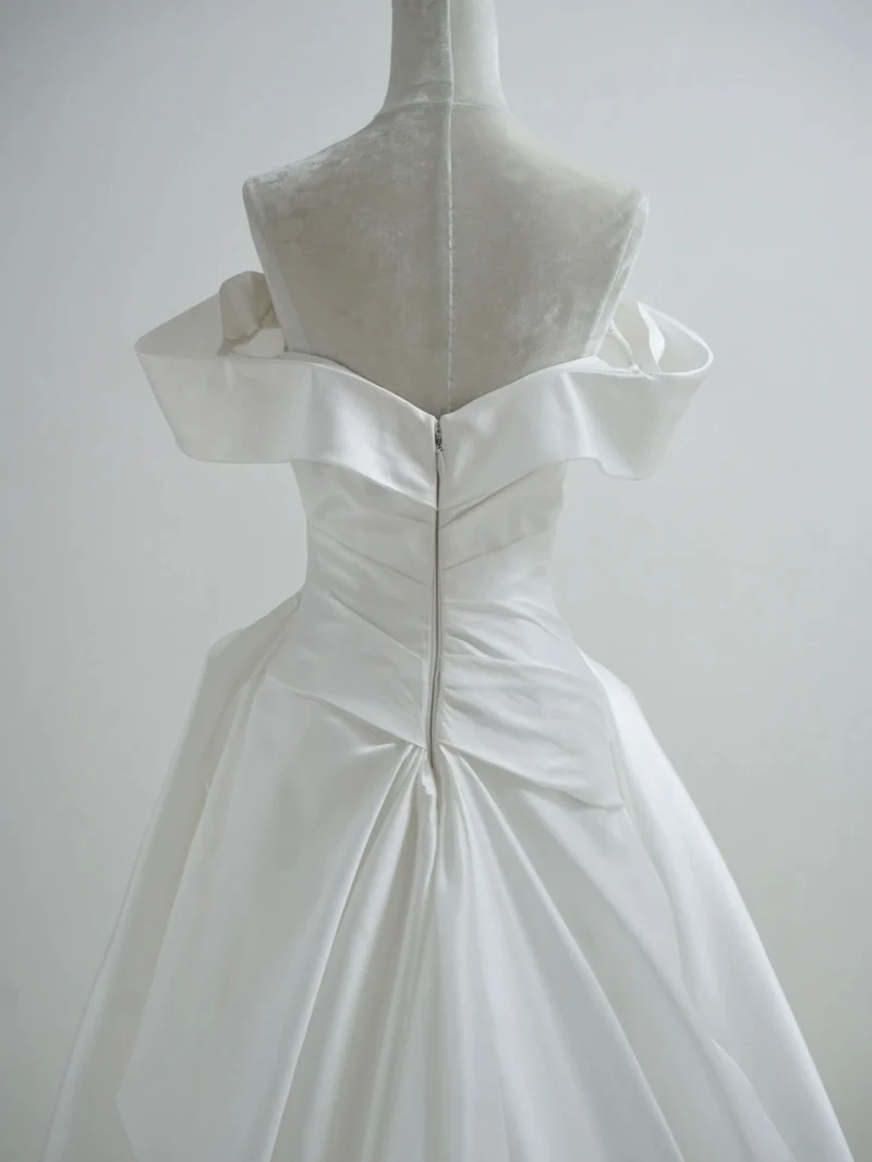 Robe de mariée en soie drapée à épaules dénudées