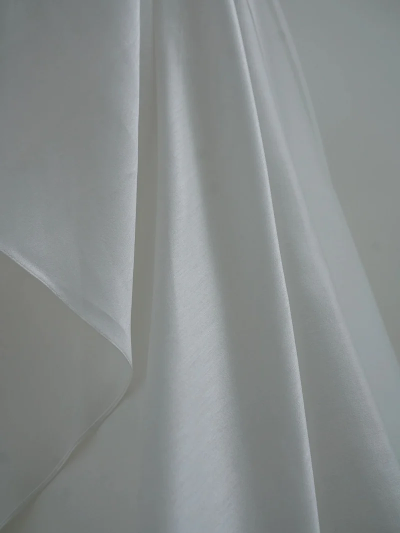Robe de mariée en soie drapée à épaules dénudées