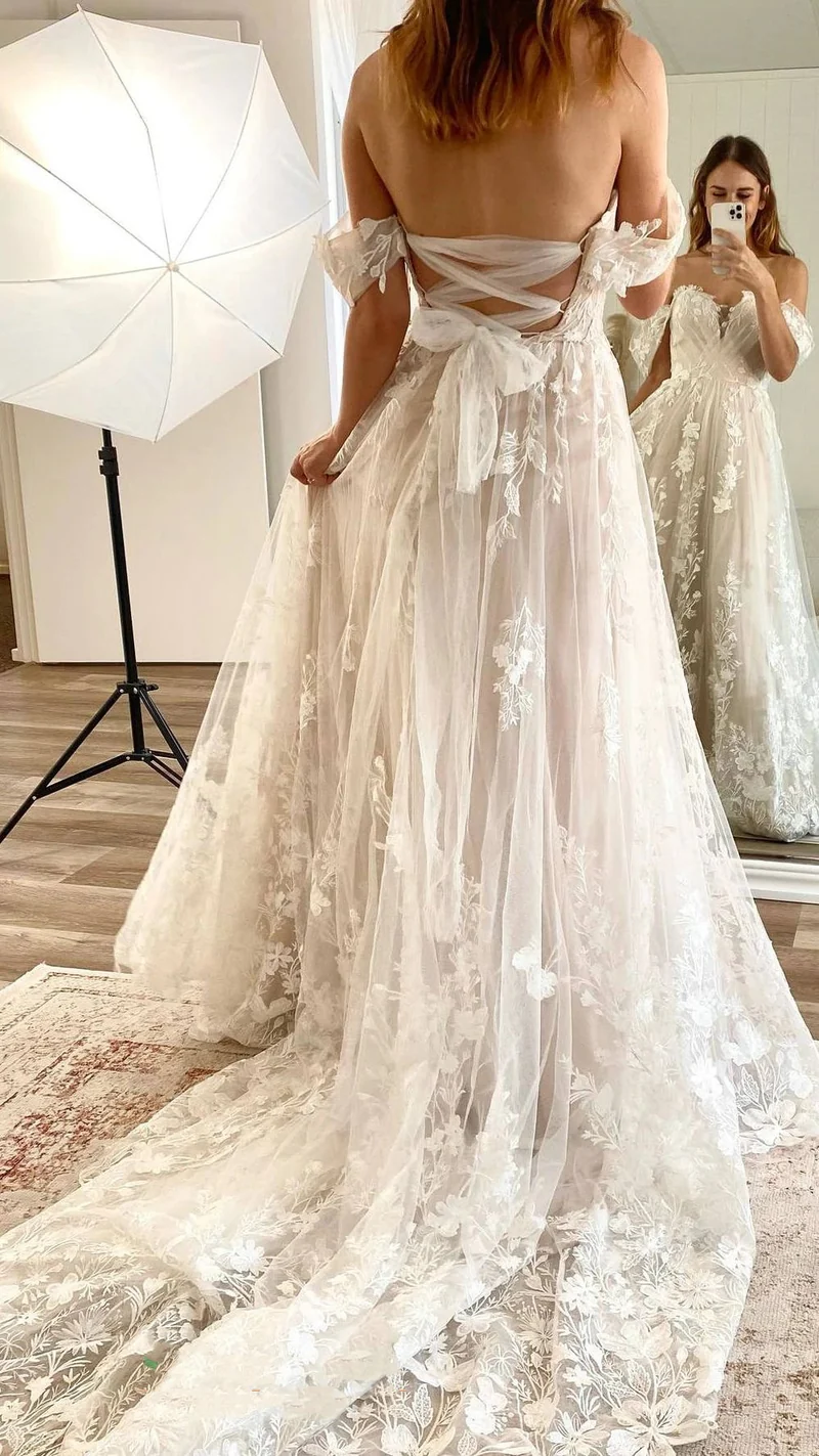 Robe de mariée romantique en dentelle bohème fluide