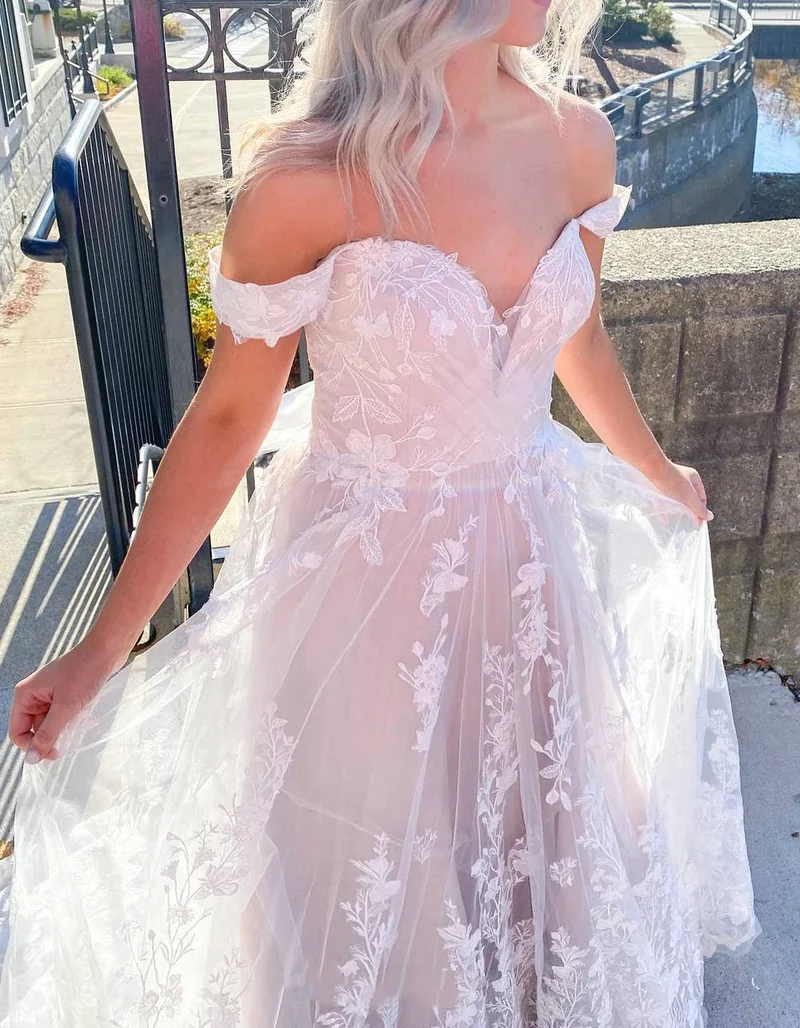 Robe de mariée romantique en dentelle bohème fluide