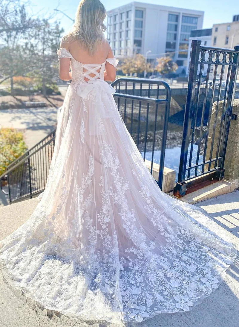 Robe de mariée romantique en dentelle bohème fluide