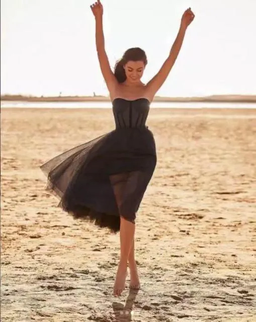 Robe mi-longue formelle en tulle vert émeraude avec haut corset