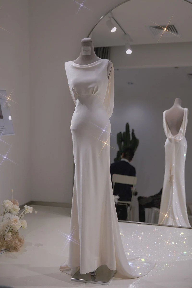 Robe de mariée en soie simple et élégante avec dos bas